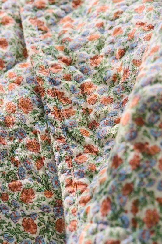 Ib Laursen Quilt lyseblå og rust blomster